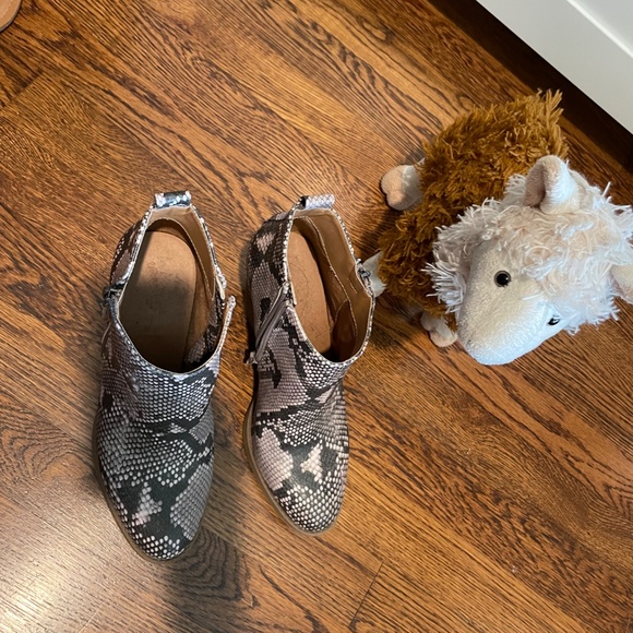 Snake Print Booties Universal Thread 7.5 - Picture 4 of 5